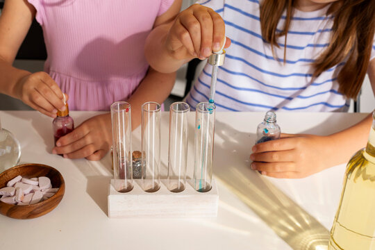 kids using a dropper at science labdro