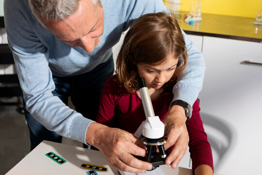 girl using microscope