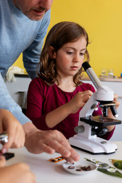 girl using microscope