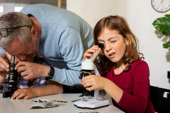 girl using microscope