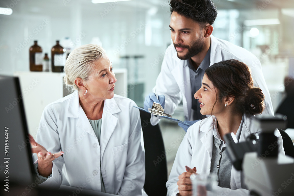 Aufkleber computer, discussion and manager with scientists in lab for pharmaceutical innovation with drug tria