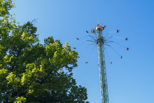 A tall amusement park ride, with swings attached to rotating arms