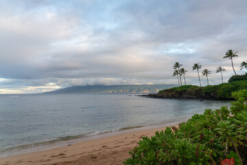 Hawaii: The Aloha State
Experience the breathtaking beauty and vibrant culture of Hawaii, from its stunning beaches and lush landscapes to its rich traditions and welcoming spirit.