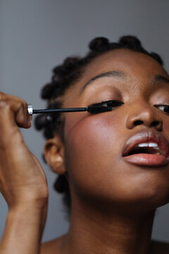 Applying mascara 