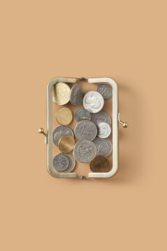 Scattered cents framed with rectangular imitating closing mechanism