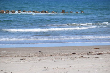 日本海の荒波と消波ブロック