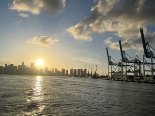 Obraz premium Sunset near the port