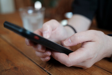 スマホを見る人