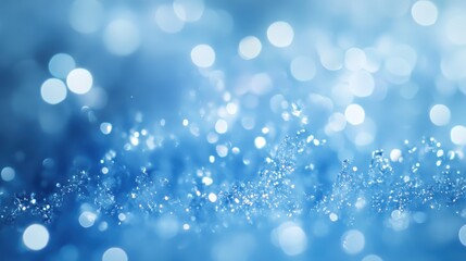 Obraz premium 青い背景で水滴が光を反射し、幻想的な雰囲気を醸し出している様子。揺れる光が美しさを引き立てている。