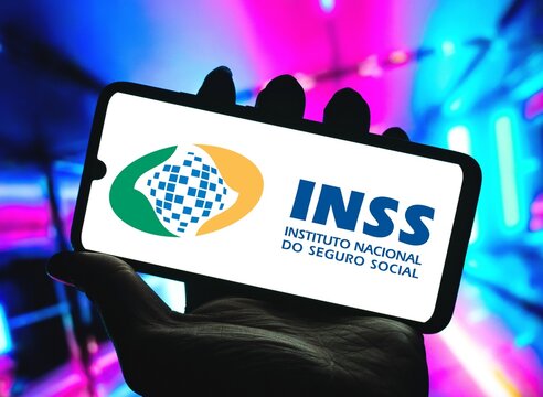 Photographic illustration of the INSS logo is displayed on the screen of a smartphone. Umuarama August 7, 2024