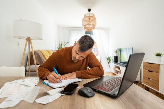 Latin accountant is calculating monthly expenses from home