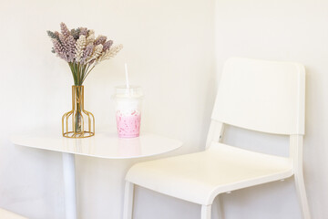 Dried flower vases decorate cafes