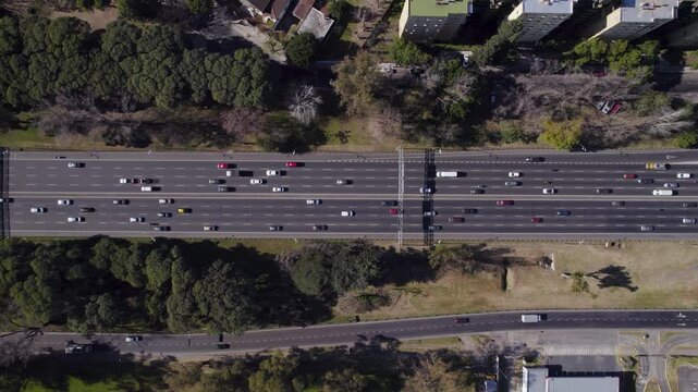 Vista cenital de Autopista con alta circulaci&oacute;n, Vista de dron. Autopista doble mano. Trafico. Autos. Footage de viaje, autos, trafico, transito. Autopista General Paz, Buenos Aires, Argentina.