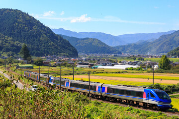 因美線の特急列車が国英の踏切を駆け抜ける