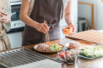 料理教室・クッキングスクールで料理を教える講師の女性の手元

