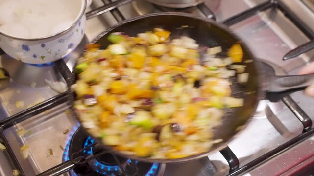 Sart&eacute;n con verduras cortadas en cuadraditos siendo salteadas. Salteado de verduras. Cocinando. Cocina. Cocinero. Cocinero. Footage de Cocina. Dieta. Comida saludable, vegetariana. 