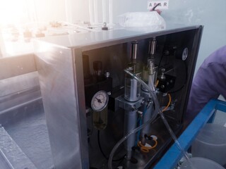 Repair and service vaccination machine spray for poultry hatchery production.