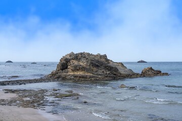 青空バックに小天橋で見た奇岩のある静寂に包まれた海岸の情景