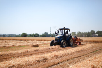 Mechanization is baling wheat straw in the farmland