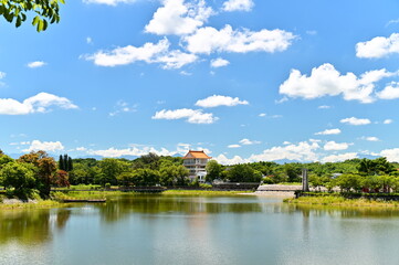 Obraz premium Hutoupi Reservoir in Tainan's Xinhua District is Taiwan's first reservoir, offering a rich blend of history, culture, and natural beauty with activities like lake strolling and boating.
