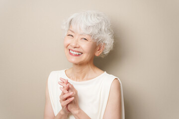 笑顔のシニア女性