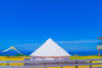 キャンプ場のテントと海