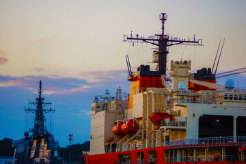 夕暮れの軍艦