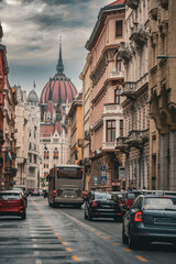 Fototapeta premium ヨーロッパの大聖堂と車列