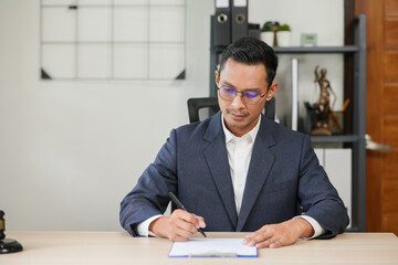 Obraz premium judge on wooden table And experienced lawyers meet with clients and give advice behind the scenes. legal services legal consulting concept
