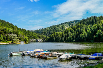 Les Brenets, le lac des Brenets, Doubs, Fluss, Hafen, Flussfahrt, Boote, Ausflug, le Saut-du-Doubs, Jura, Juramassiv, Felsw&auml;nde, Fischer, Sommer, Schweiz