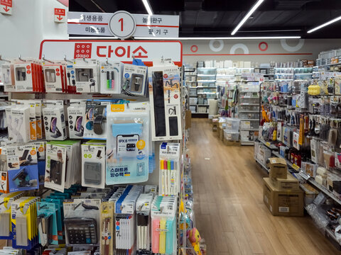 2024. 8. 6. 대한민국 충청북도 청주시에서 촬영, 롯데마트안에 있는 다이소 매장-Daiso store inside Lotte Mart, photographed in Cheongju, Chungcheongbuk-do, South Korea