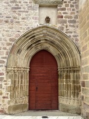 porte d'entrée de l'église Saint Pierre ès Liens 