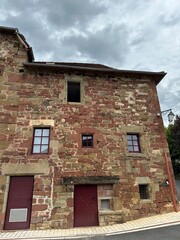 maison en pierre rouge