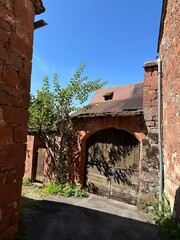 portail en bois dans les rues de Collonges-la-rouge