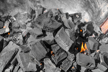 Dym węgiel i płomienie w zbliżeniu makro w palenisku © Paweł Kacperek