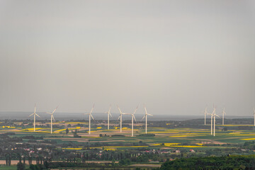 Elektrownia wiatrowa, ekologiczne źródło odnawialnej energii elektrycznej  © Paweł Kacperek