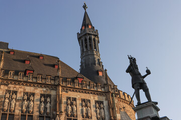 Aachener Wahrzeichen; Historisches Rathaus mit Karlsbrunnen