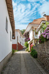 Una estrecha y empedrada calle peatonal en la hermosa villa costera de Tazones en el litoral del mar Cantábrico, norte de España