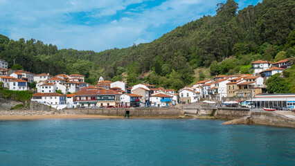 Vista panorámica de la hermosa villa costera de Tazones en el litoral del mar Cantábrico, norte...