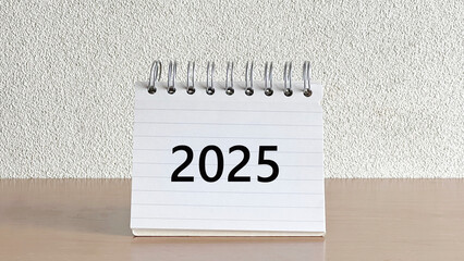 テーブルに立てたメモ帳に2025の文字