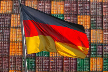 Symbolbild Deutsche Wirtschaft: Deutsche Flagge vor einem großen Stapel von Schiffscontainern...