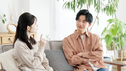  リビングで語り合うカップル
