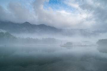 Fototapeta premium 朝もやに包まれた大正池 上高地