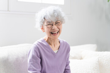 ソファーでくつろぐシニア女性