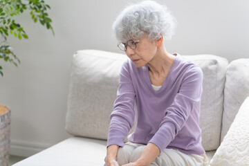 ソファーに座っているシニア女性