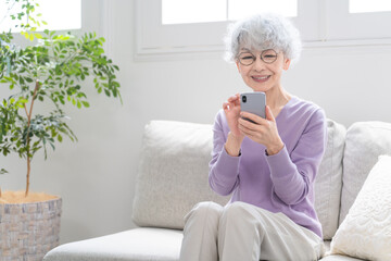 スマートフォンを操作しているシニア女性