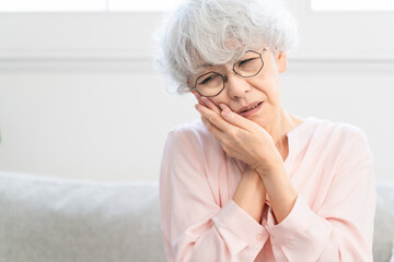 歯痛で苦しむシニア女性