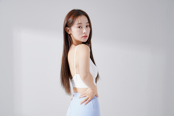 スポーツウェアを着た美しい女性のスタイリッシュなポートレート
