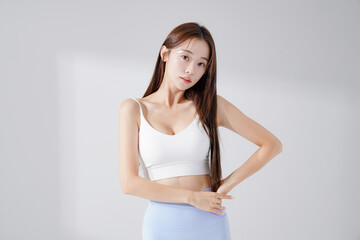 スポーツウェアを着た美しい女性のスタイリッシュなポートレート