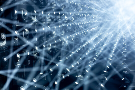 Projecteurs automatiques, lyres synchronis&eacute;es, projetant de la lumi&egrave;re blanche pour une exposition digitale